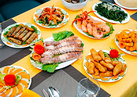 船上で海鮮料理のご昼食